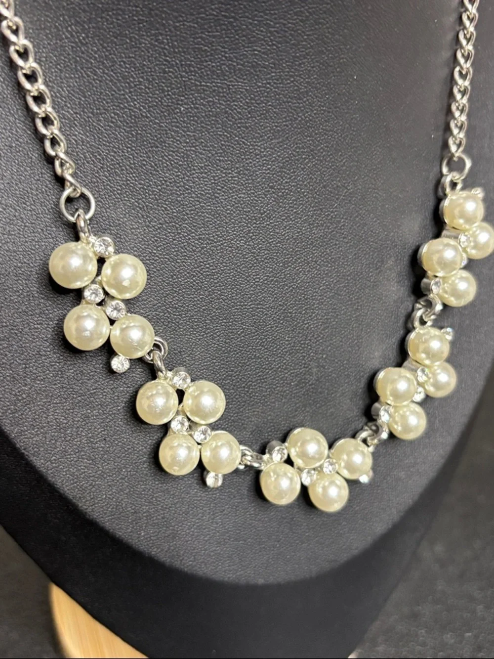 Faux Pearl & Rhinestone Cluster Station Elegant Silver Tone Necklace